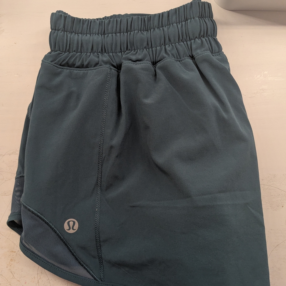Lululemon Tidewater Teal Sz 6 2.5"